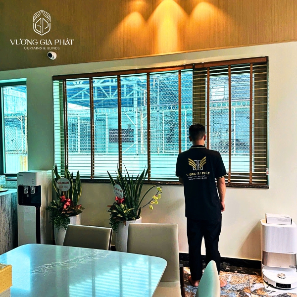 Rèm sáo gỗ Basswood màu be – tạo không gian làm việc chuyên nghiệp và tập trung.