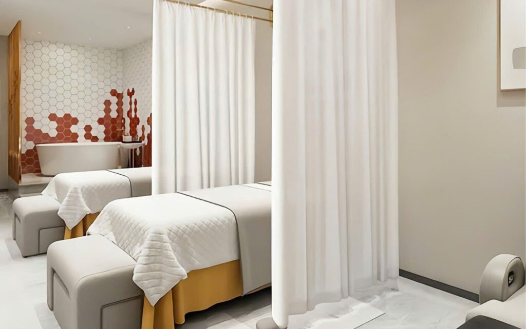 Không gian spa yên tĩnh với rèm voan trắng lựa chọn tối ưu cho sự riêng tư và ánh sáng dịu nhẹ, tạo cảm giác thư giãn tuyệt đối cho khách hàng