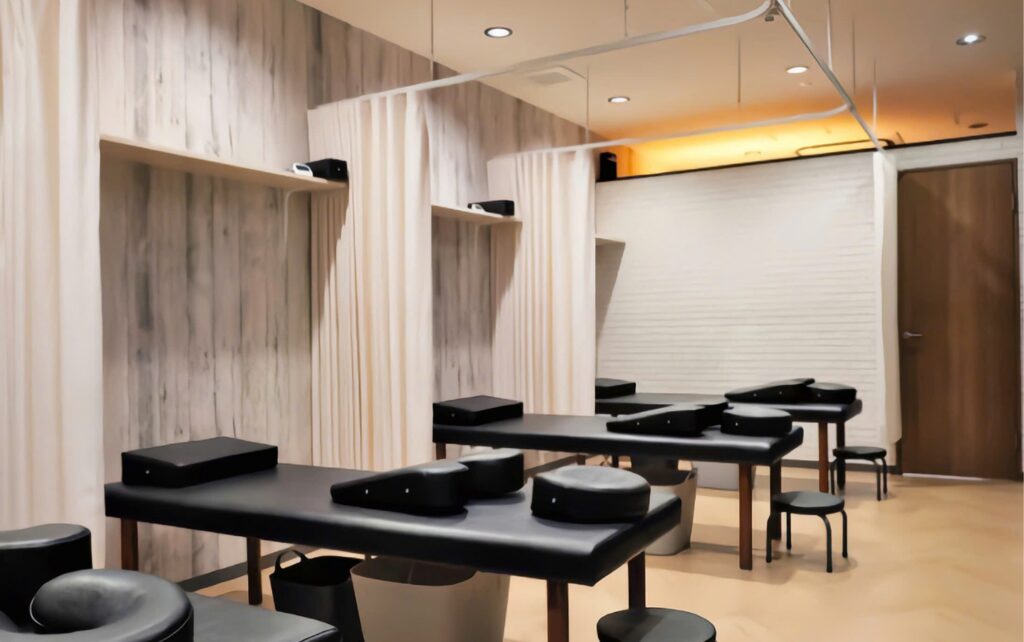 Không gian spa sang trọng sử dụng rèm voan trắng – tăng tính thẩm mỹ và trải nghiệm thư giãn nhẹ nhàng cho khách hàng.