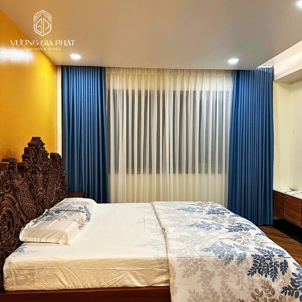Rèm vải xanh dương 2 lớp cho phòng ngủ Master – kết hợp voan trắng mềm mại, tạo không gian riêng tư, thoải mái và thanh lịch.