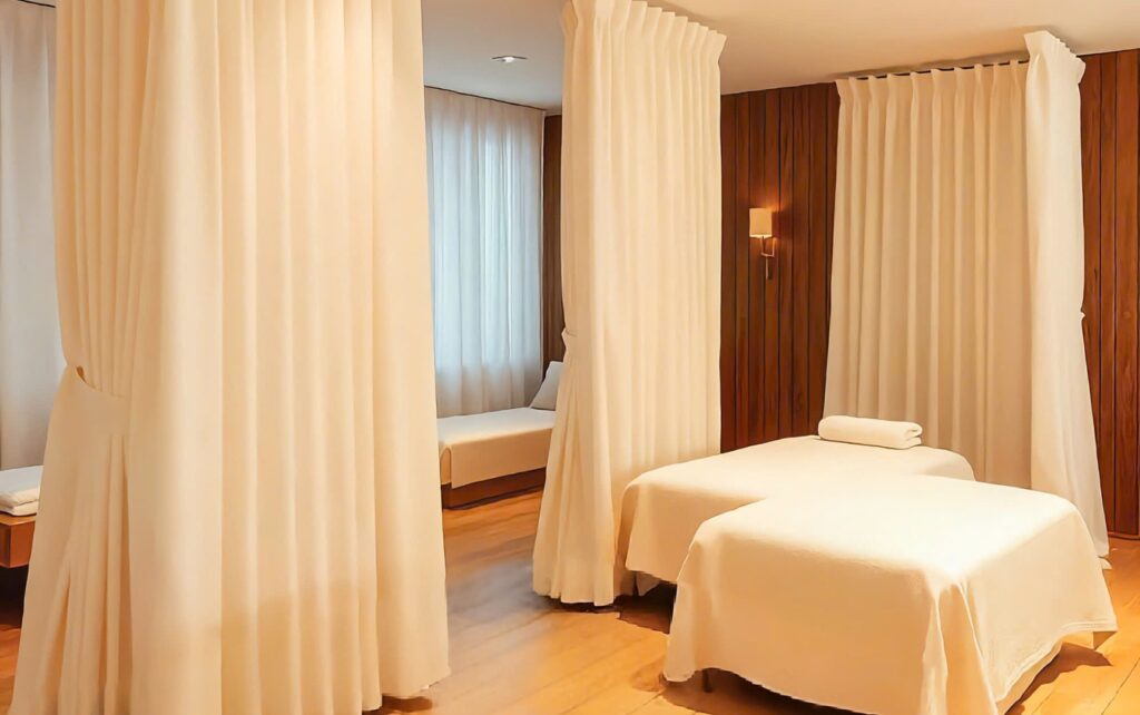 Không gian spa sang trọng sử dụng rèm voan trắng – tăng tính thẩm mỹ và trải nghiệm thư giãn nhẹ nhàng cho khách hàng.