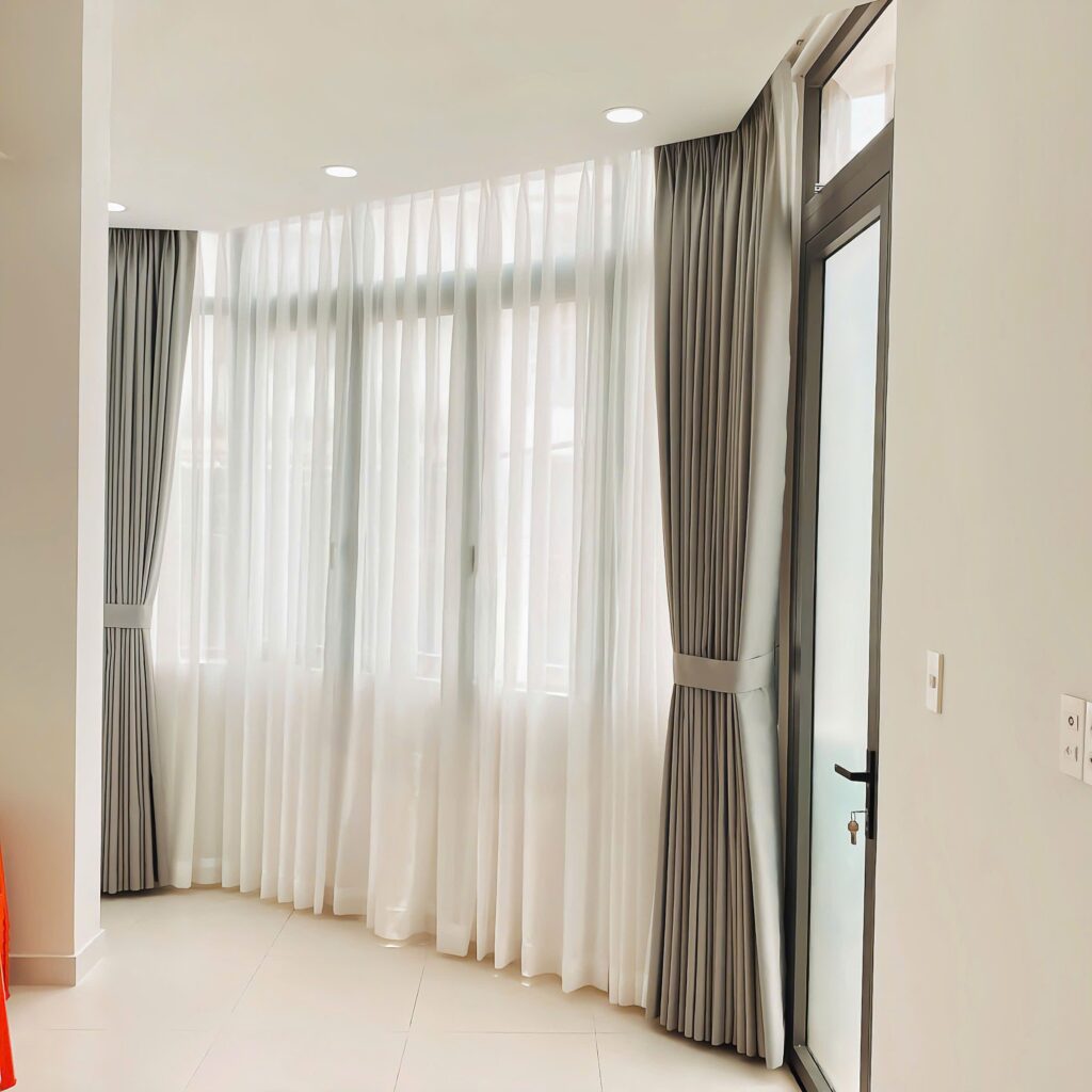 Ray cong giúp rèm ôm sát tường, tạo cảm giác liền mạch và gọn gàng hơn cho phòng khách.