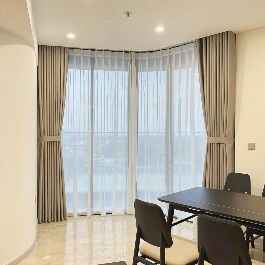 Dùng ray cong lắp sát trần giúp không gian trông cao, thoáng hơn