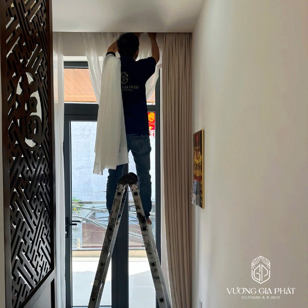Đội ngũ Vương Gia Phát đang thi công rèm cửa nhà phố Thủ Đức chuyên nghiệp sạch sẽ.