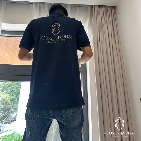 Đội ngũ Vương Gia Phát đang thi công rèm cửa nhà phố Thủ Đức chuyên nghiệp sạch sẽ.