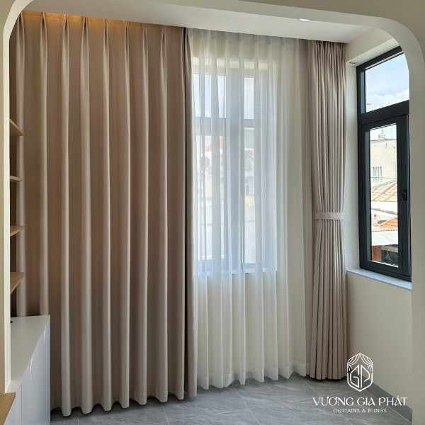 Thi công rèm cửa nhà phố Thủ Đức mẫu rèm vải 2 lớp sang trọng tại nhà anh Thiều.