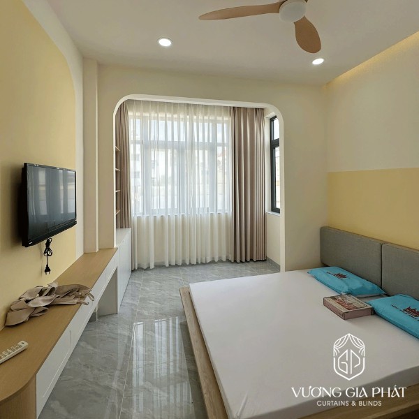 Thi công rèm cửa nhà phố Thủ Đức mẫu rèm vải 2 lớp sang trọng tại nhà anh Thiều.