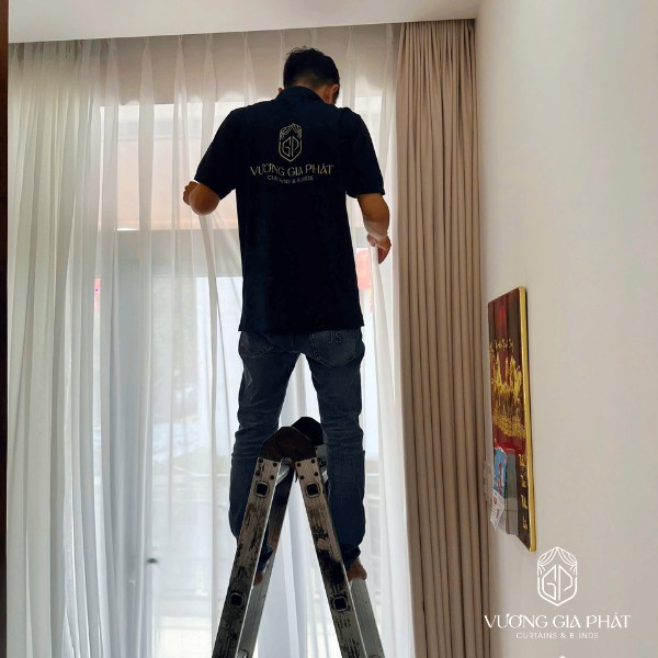 Đội ngũ Vương Gia Phát đang thi công rèm cửa nhà phố Thủ Đức chuyên nghiệp sạch sẽ.