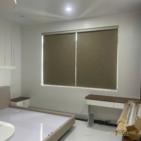 Mẫu rèm cuốn màu nâu chống nắng hướng tây tuyệt đối cho phòng ngủ hiện đại