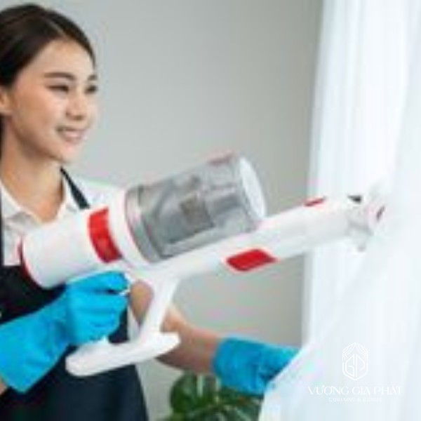 cửa hàng vệ sinh rèm tại tphcm dùng máy hút bụi nhẹ trên bề mặt rèm vải 