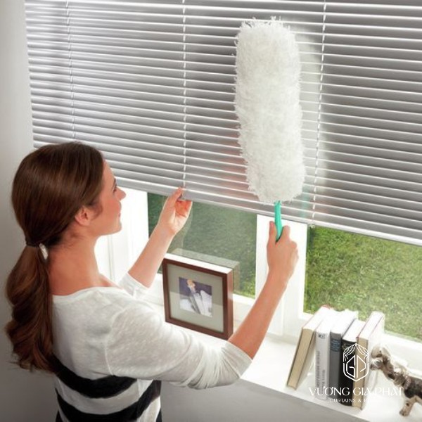 cửa hàng vệ sinh rèm tại tphcm phủi bụi trên rèm sáo nhôm bằng chổi lông