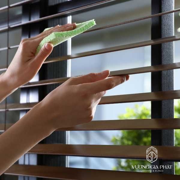 cửa hàng vệ sinh rèm tại tphcm lau bụi rèm sáo gỗ bằng khăn ướt mềm tránh xước nan rèm
