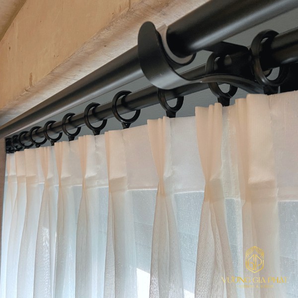 khoen rèm cửa màu đen cho rèm vải voan xếp ly 