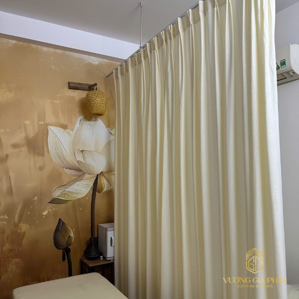 thi công rèm voan vàng hạ trần ngăn giường spa
