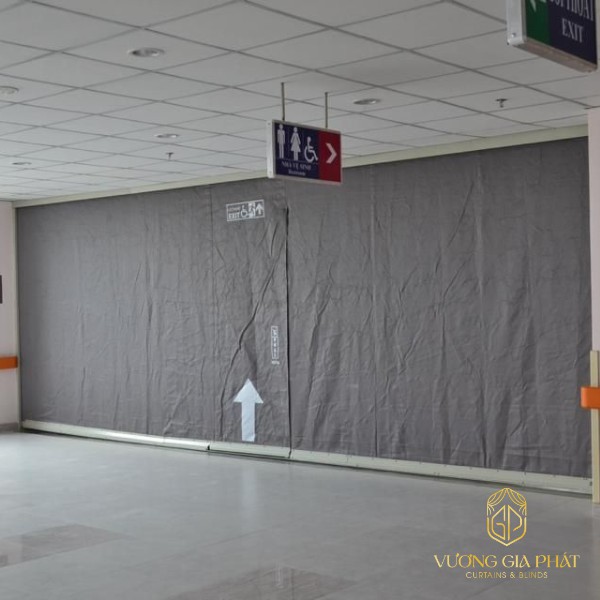 Mẫu rèm cửa chống cháy cuốn màu ghi xám lắp đặt cho căn hộ cao cấp