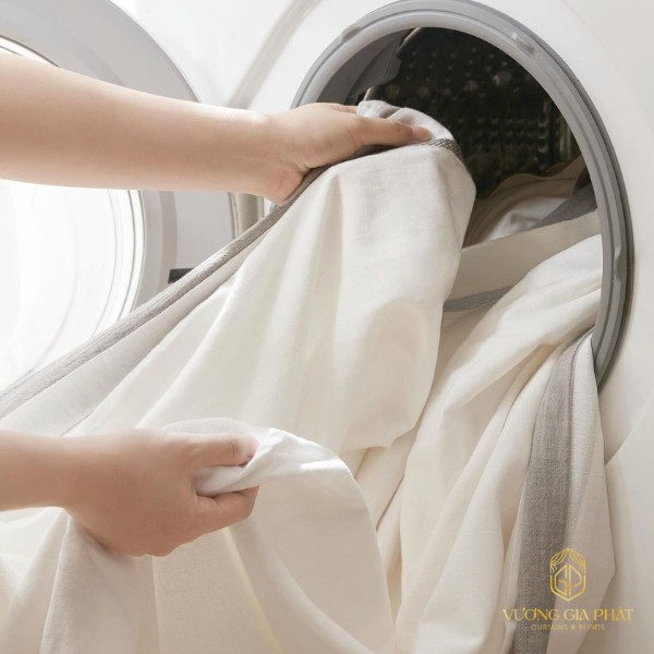 vệ sinh rèm cửa tại nhà rèm vải vào máy giặt