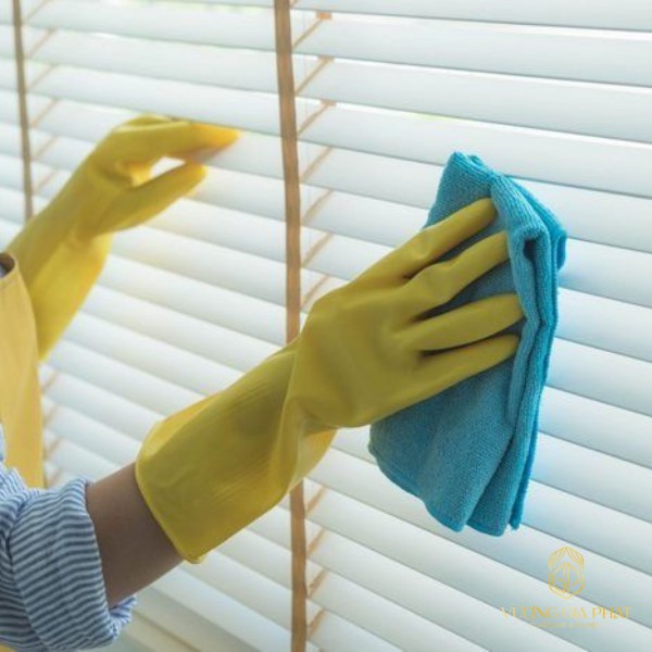vệ sinh rèm cửa tại nhà rèm sáo gỗ bằng khăn ướt trên bề mặt