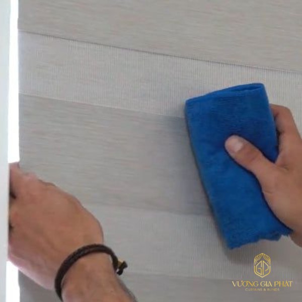 vệ sinh rèm cửa tại nhà rèm cầu vồng bằng khăn ướt