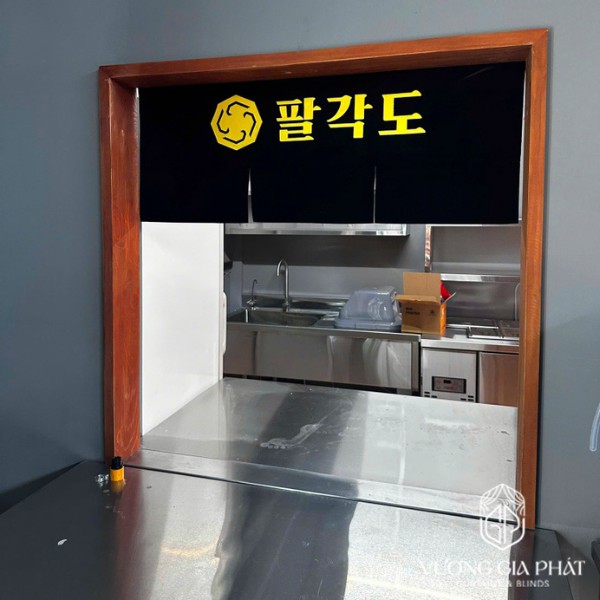 Rèm màu đen là xu hướng nội thất được yêu thích nhờ khả năng phối hợp với nhiều phong cách thiết kế.