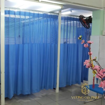 Rèm Y Tế Màu Xanh Dương Có Lưới Ở Trên